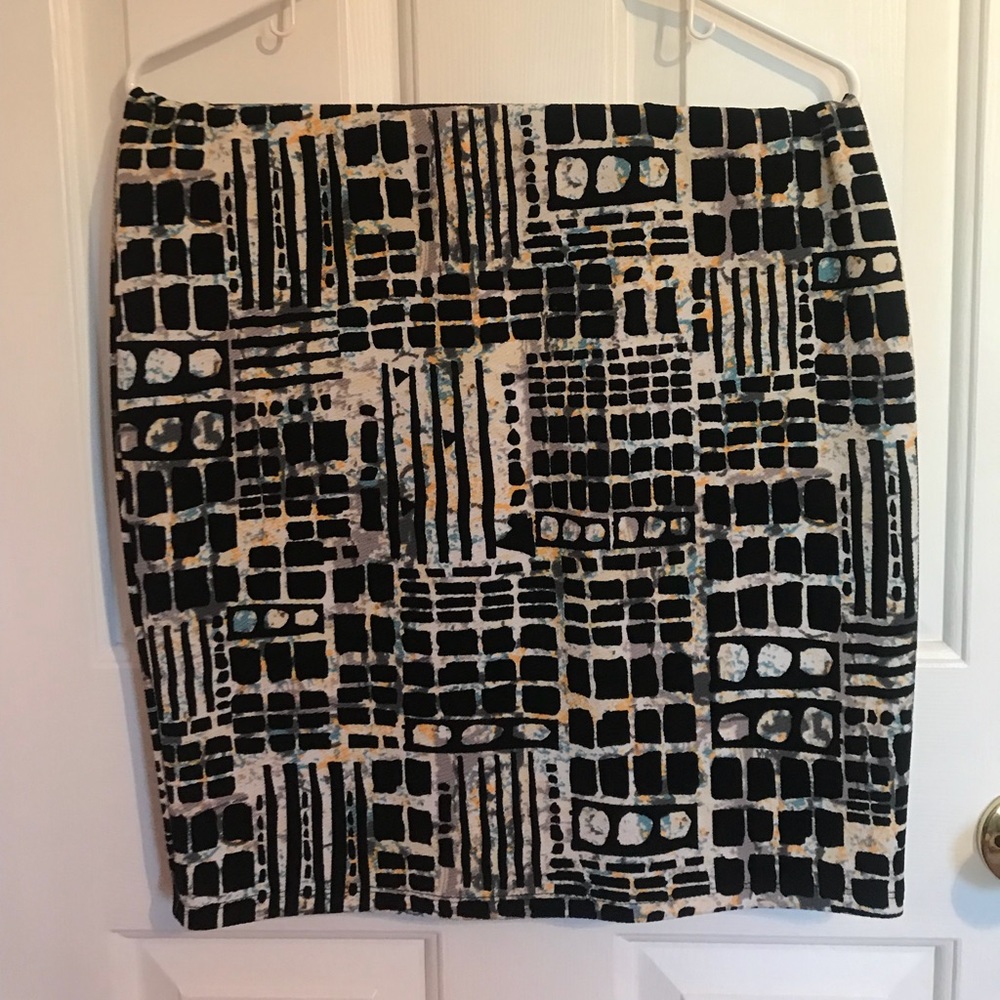LuLaRoe Cassie Size L Abstract Artsy Pattern